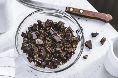 Konsumsi cokelat hitam dapat mengurangi risiko penuaan serta akan menjaga kulit tetap awet muda. (Foto: Unsplash.com/Dovile Ramoskaite)