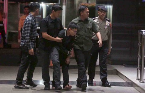 Petugas Komisi Pemberantasan Korupsi (KPK) menggiring orang yang mengaku sebagai pegawai KPK di Gedung Merah Putih KPK, Jakarta, Rabu (5/2/2025).