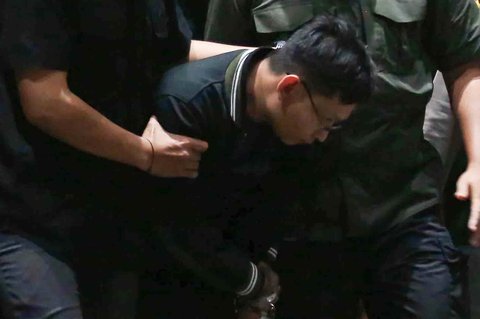 Petugas Komisi Pemberantasan Korupsi (KPK) menggiring orang yang mengaku sebagai pegawai KPK di Gedung Merah Putih KPK, Jakarta, Rabu (5/2/2025).
