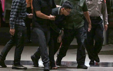Petugas Komisi Pemberantasan Korupsi (KPK) menggiring orang yang mengaku sebagai pegawai KPK di Gedung Merah Putih KPK, Jakarta, Rabu (5/2/2025).