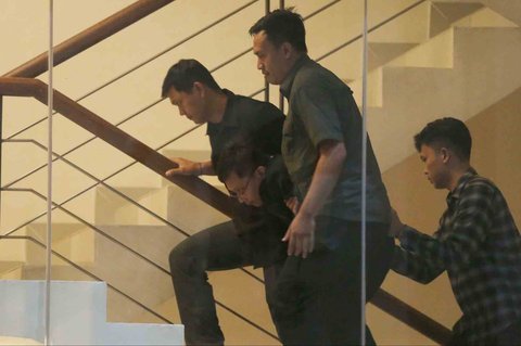 Petugas Komisi Pemberantasan Korupsi (KPK) menggiring orang yang mengaku sebagai pegawai KPK di Gedung Merah Putih KPK, Jakarta, Rabu (5/2/2025).