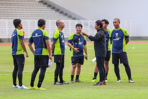 Pelatih Timnas Indonesia U-20 Indra Sjafri berdiskusi dengan para asisten pelatih saat sesi latihan anak asuhnya di Stadion Madya, Kompleks Gelora Bung Karno, Senayan, Jakarta, Rabu (5/2/2025).