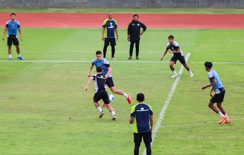 Pelatih Timnas Indonesia U-20 Indra Sjafri mengamati anak asuhnya saat sesi latihan di Stadion Madya, Kompleks Gelora Bung Karno, Senayan, Jakarta, Rabu (5/2/2025).
