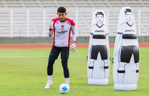 Pemain Timnas Indonesia U-20 Ikram Alqiffari saat sesi latihan  saat sesi latihan di Stadion Madya, Kompleks Gelora Bung Karno, Senayan, Jakarta, Rabu (5/2/2025).