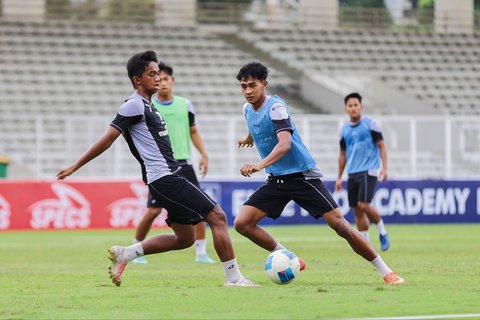Pemain Timnas Indonesia U-20  Muhammad Raqil dan Aditya Warman saat sesi latihan  saat sesi latihan di Stadion Madya, Kompleks Gelora Bung Karno, Senayan, Jakarta, Rabu (5/2/2025).