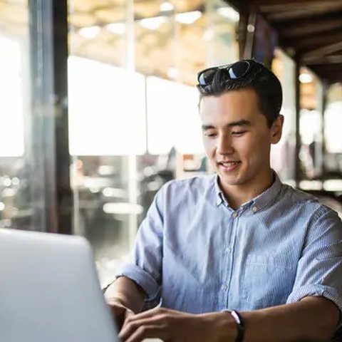 Ilustrasi seorang pria bekerja dengan laptop di cafe. (Shutterstock/F8 studio)