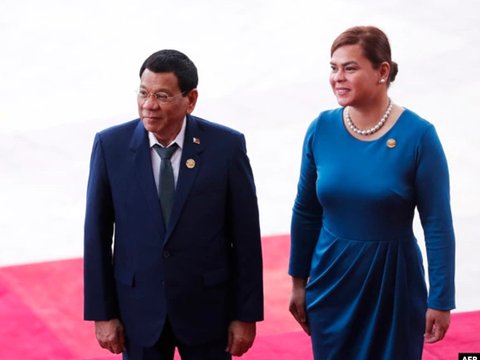 Presiden Filipina, Rodrigo Duterte (kiri), dan putrinya Sara Duterte saat menghadiri pembukaan Konferensi Tahunan Forum Boao untuk Asia (BFA) 2018 di Boao, Provinsi Hainan, China selatan, 10 April 2018 (Foto: voaindonesia.com/AFP)
