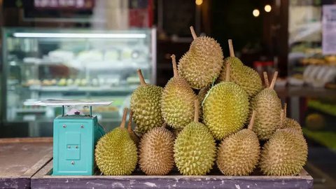 Buah durian terlihat di kafe Mao Shan Wang di Singapura (26/1). Restoran yang menyediakan beragam aneka rasa durian ini telah menarik banyak pengunjung untuk datang mencicipi buah durian d