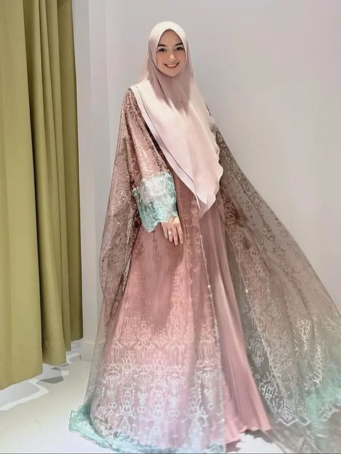 Rekomendasi Baju Lebaran Brokat dari Artis yang Elegan dan Memukau