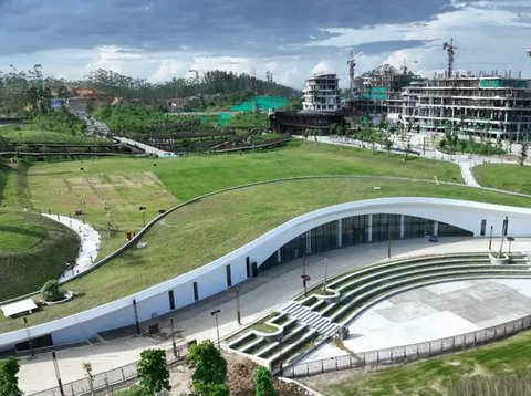 Istana Kepresidenan di Ibu Kota Negara (IKN) Nusantara saat senja. desain burung garuda yang mengepakkan sayap karya dengan nama Istana Garuda merupakan satu dari bagian Istana Kepresidena