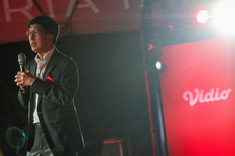 CEO Vidio.com Sutanto Hartono memberikan penghargaan kepada Vidio priginal series pada acara Vidio Penasaran 2025 di The Dome Senayan Park, Jakarta, Kamis (06/02/2025).