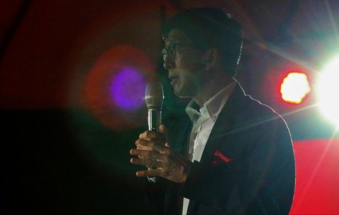 CEO Vidio.com Sutanto Hartono memberikan penghargaan kepada Vidio priginal series pada acara Vidio Penasaran 2025 di The Dome Senayan Park, Jakarta, Kamis (06/02/2025).