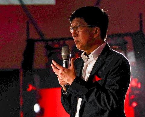 CEO Vidio.com Sutanto Hartono memberikan penghargaan kepada Vidio priginal series pada acara Vidio Penasaran 2025 di The Dome Senayan Park, Jakarta, Kamis (06/02/2025).