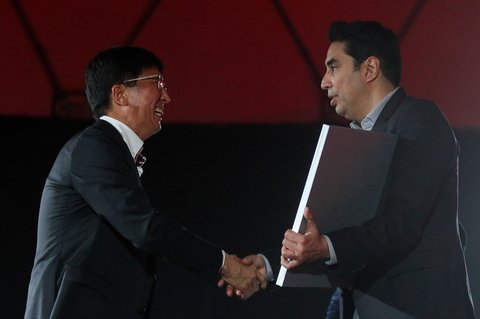 CEO Vidio.com Sutanto Hartono memberikan penghargaan kepada Vidio Original Series pada acara Vidio Penasaran 2025 di The Dome Senayan Park, Jakarta, Kamis (06/02/2025).