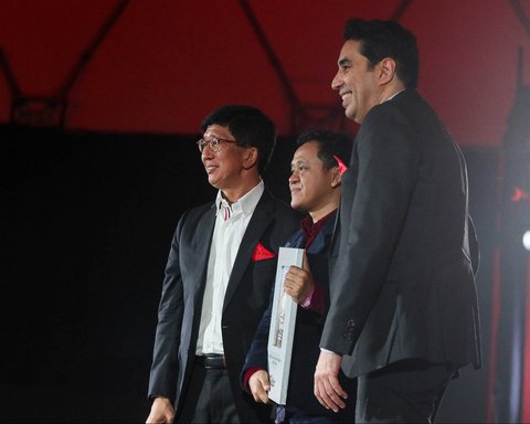 CEO Vidio.com Sutanto Hartono memberikan penghargaan kepada Vidio Original Series pada acara Vidio Penasaran 2025 di The Dome Senayan Park, Jakarta, Kamis (06/02/2025).