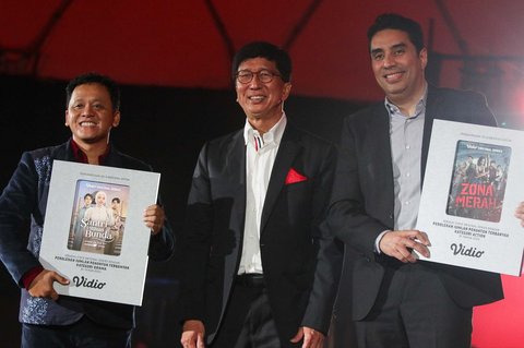 CEO Vidio.com Sutanto Hartono memberikan penghargaan kepada Vidio Original Series pada acara Vidio Penasaran 2025 di The Dome Senayan Park, Jakarta, Kamis (06/02/2025).