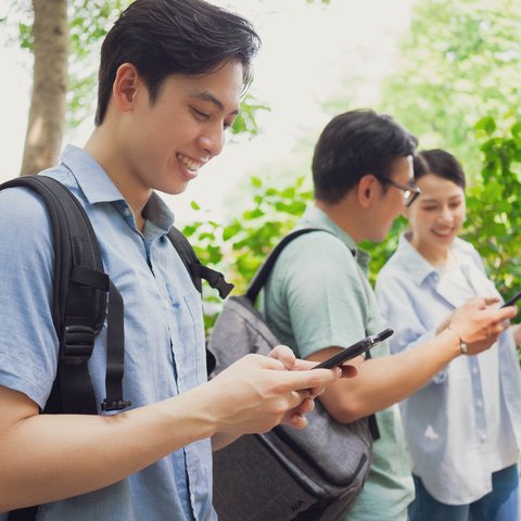 Seorang pria memakai ponsel.