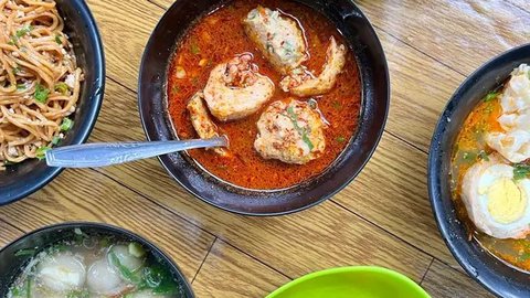 Salah satu menu baso aci khas Garut, Jawa Barat dengan berbagai ukuran dan rasa yang dijamin membuat lidah Anda semakin ketagihan. (Liputan6.com/Jayadi Supriadin)