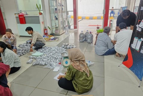 Penjual Gorengan Ini Beli Truk Isuzu Pakai Uang Koin Berkarung-karung