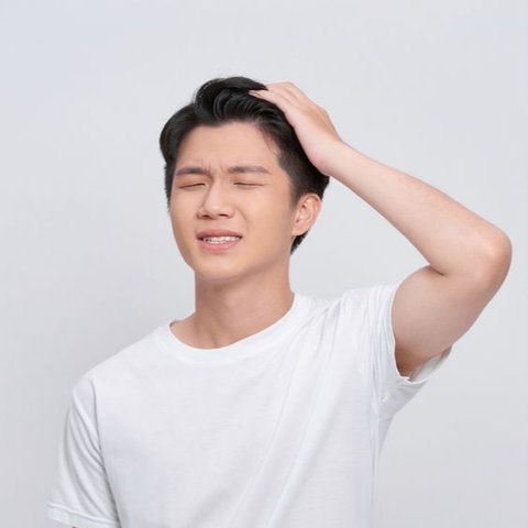 Banyak orang mungkin pernah mengalami momen di mana kulit kepala terasa gatal tanpa aba-aba.