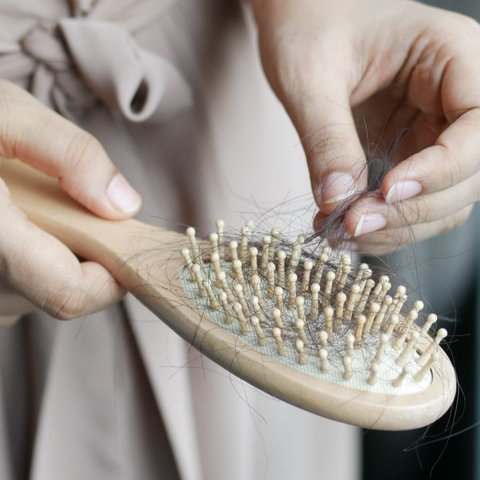 Membersihkan sisir secara rutin dapat mencegah kotoran, minyak, dan bakteri mengendap di kulit kepala.