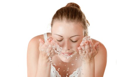 Ilustrasi Wanita Cuci Muka  (iStockphoto)