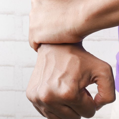 Saraf kejepit dapat terjadi di berbagai bagian tubuh dan dapat disebabkan oleh berbagai faktor.