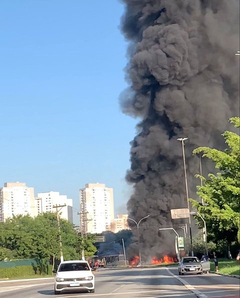 Asap dan api mengepul di lokasi jatuhnya pesawat kecil, di Sao Paulo, Brasil, Jumat (07/02/2025) waktu setempat