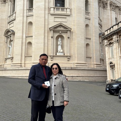 Olly Dondokambey Bersama Sang istri di Vatikan