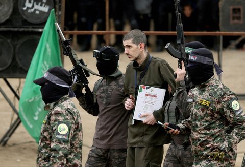 Hamas saat membebaskan sandera Or Levy di Deir Al-Balah di Jalur Gaza tengah, Sabtu (08/02/2025)