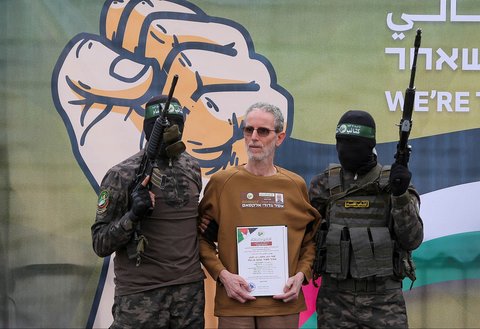 Hamas saat membebaskan sandera Ohad Ben Ami  di Deir Al-Balah di Jalur Gaza tengah, Sabtu (08/02/2025)