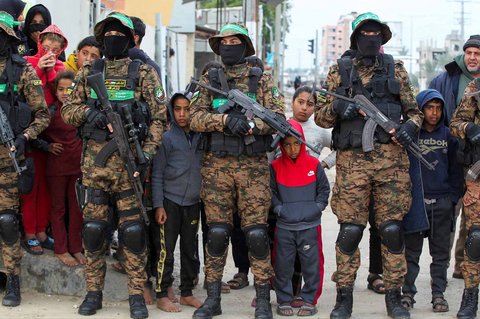 Militan Hamas Palestina berjaga saat proses pembebasan sandera di Deir Al-Balah di Jalur Gaza tengah, Sabtu (08/02/2025)