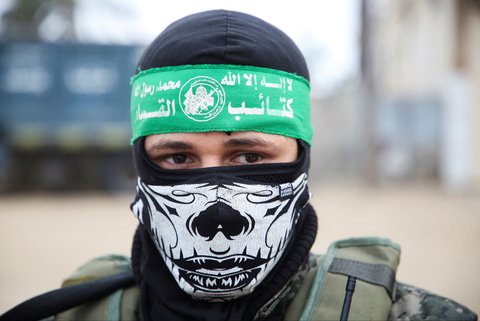 Militan Hamas Palestina berjaga saat proses pembebasan sandera di Deir Al-Balah di Jalur Gaza tengah, Sabtu (08/02/2025)