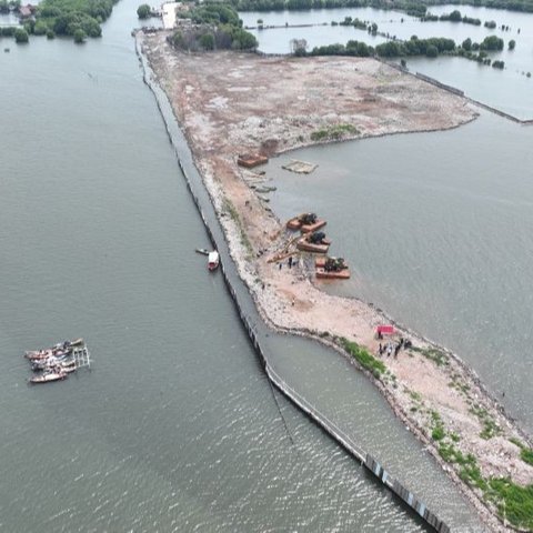 Kementerian Kelautan dan Perikanan (KKP) mengambil tindakan tegas terhadap PT TRPN yang melakukan pemagaran dan reklamasi laut ilegal di Bekasi, Jawa Barat, yang berdampak negatif pada ekosistem dan nelayan.