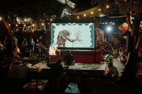 Pementasan wayang kulit Sanggar Widya Pramana Yogyakarta  di Pasar Lokal. ID, Jakarta, Sabtu malam, (08/02/2025).