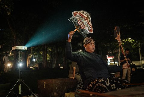 Pementasan wayang kulit Sanggar Widya Pramana Yogyakarta  di Pasar Lokal. ID, Jakarta, Sabtu malam, (08/02/2025).