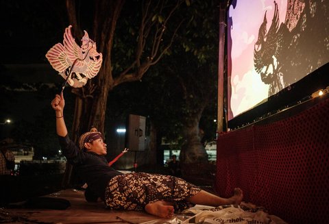 Pementasan wayang kulit Sanggar Widya Pramana Yogyakarta  di Pasar Lokal. ID, Jakarta, Sabtu malam, (08/02/2025).