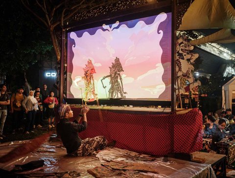 Pementasan wayang kulit Sanggar Widya Pramana Yogyakarta  di Pasar Lokal. ID, Jakarta, Sabtu malam, (08/02/2025).