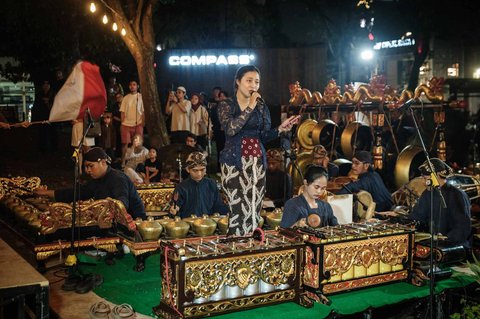 Pementasan wayang kulit Sanggar Widya Pramana Yogyakarta  di Pasar Lokal. ID, Jakarta, Sabtu malam, (08/02/2025).