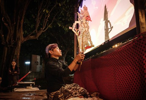 Pementasan wayang kulit Sanggar Widya Pramana Yogyakarta  di Pasar Lokal. ID, Jakarta, Sabtu malam, (08/02/2025).