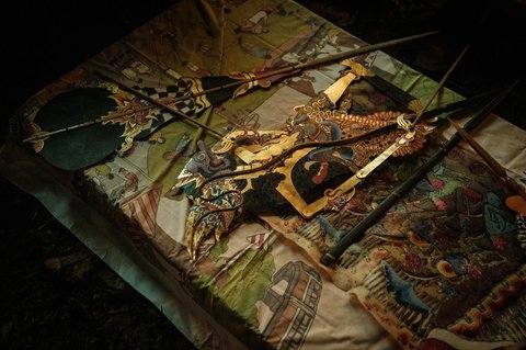 Pementasan wayang kulit Sanggar Widya Pramana Yogyakarta  di Pasar Lokal. ID, Jakarta, Sabtu malam, (08/02/2025).