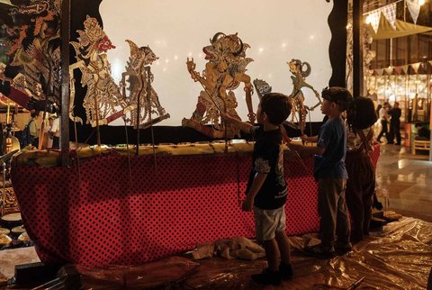 Pementasan wayang kulit Sanggar Widya Pramana Yogyakarta  di Pasar Lokal. ID, Jakarta, Sabtu malam, (08/02/2025).