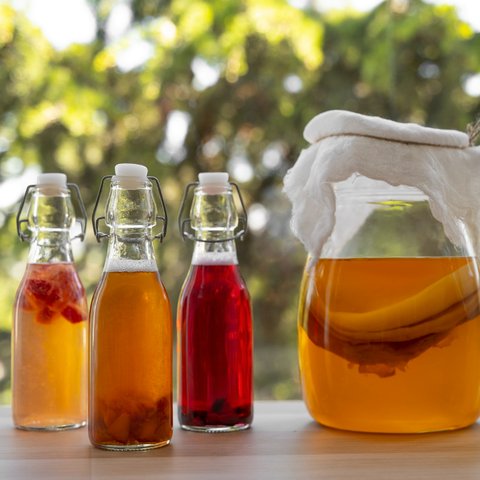 While it contains some caffeine, kombucha has a lot of benefits for our health.
