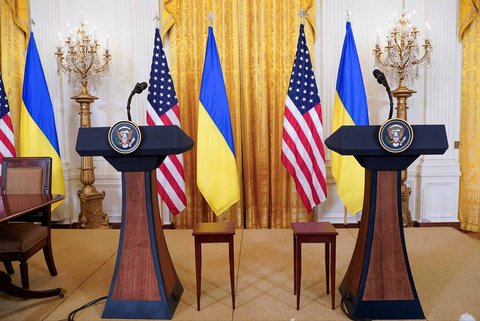 Persiapan konferensi pers antara Presiden Ukraina Volodymyr Zelenskiy dan Presiden AS Donald Trump yang dibatalkan di Ruang Oval Gedung Putih di Washington, D.C, AS, (28/02/2025).