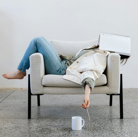 ilustrasi perempuan lelah bekerja/Photo by Karolina Kaboompics/Pexels