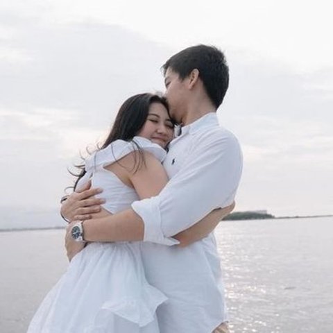 Foto Berpelukan di Atas Kapal dengan Pemandangan yang Indah