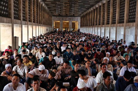 Umat muslim berkumpul saat berbuka puasa bersama di Masjid Istiqlal, Sabtu (01/03/2025).