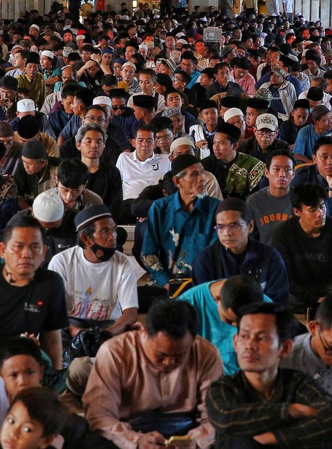 Umat muslim berkumpul saat berbuka puasa bersama di Masjid Istiqlal, Sabtu (01/03/2025).