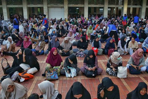Umat muslim berkumpul saat berbuka puasa bersama di Masjid Istiqlal, Sabtu (01/03/2025).