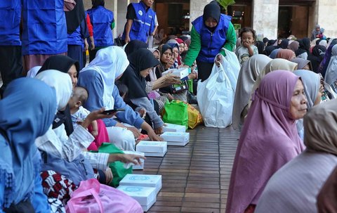 Umat muslim berkumpul saat berbuka puasa bersama di Masjid Istiqlal, Sabtu (01/03/2025).